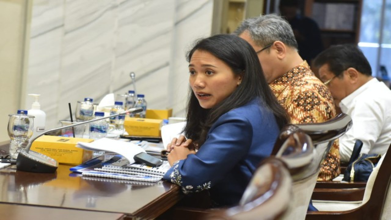 Anggota Komisi XI DPR RI Puteri Anetta Komarudin saat mengikuti Rapat Dengar Pendapat  di Gedung Nusantara I, Senayan, Jakarta pada Selasa (13/6/2023). Foto: Farhan/nr