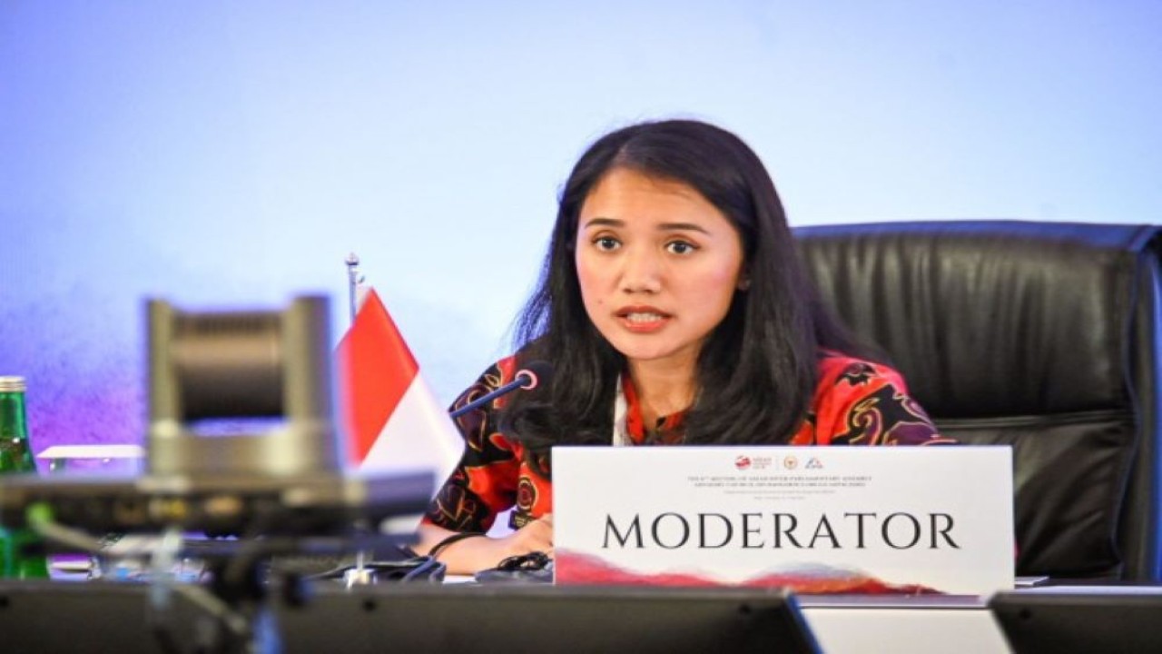 Anggota BKSAP DPR RI Puteri Komarudin saat menjadi Moderator dalam sesi Diskusi Panel dengan tema 'Supporting Inclusive Economic Growth through Drug-Free ASEAN', di Lido, Bogor. (Ridwan/nr)