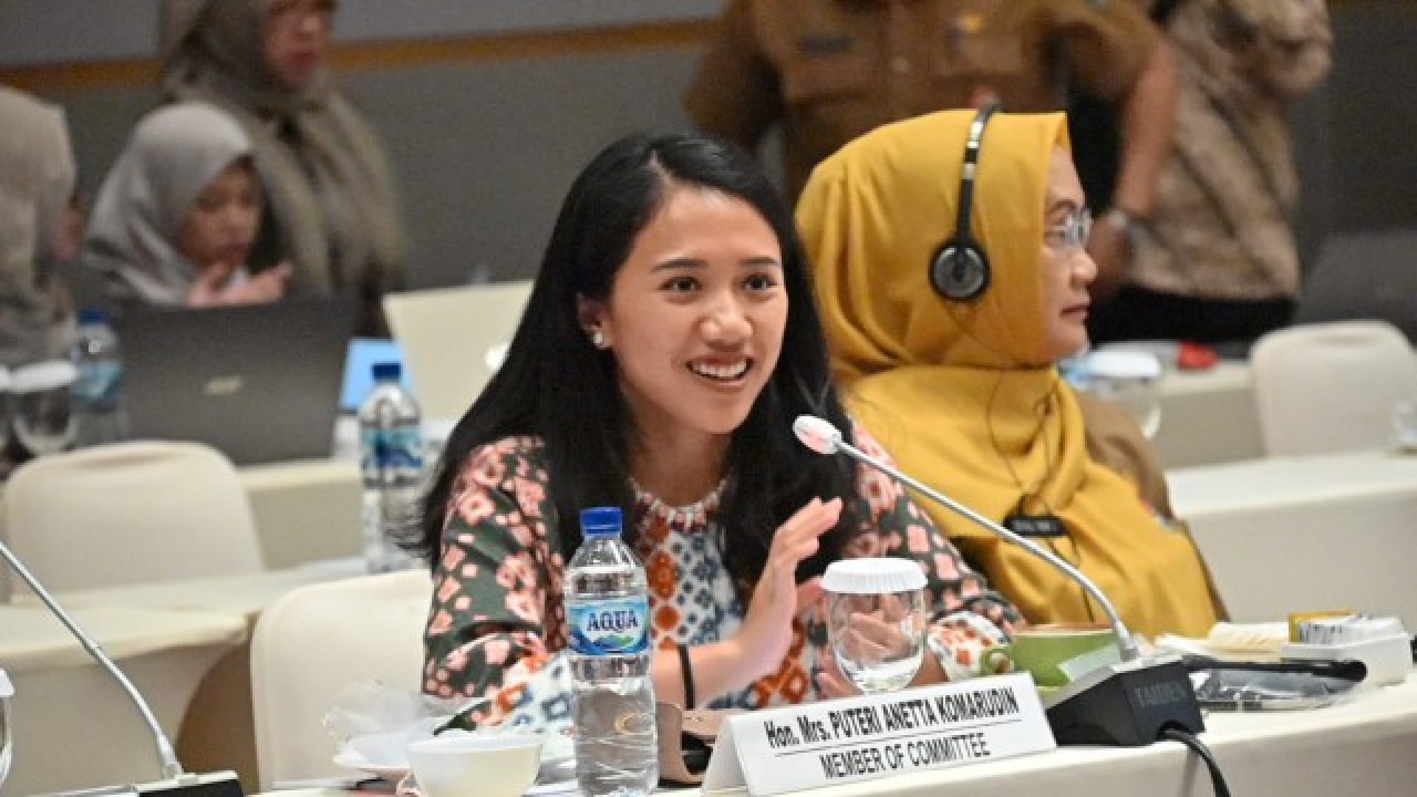 Anggota Badan Kerja Sama Antar Parlemen (BKSAP) DPR RI Puteri Komarudin pada sesi Diskusi Panel dengan tema "Enhancing ASEAN Resilience through Women Leadership and Gender-Responsive Parliament" di Padang, Sumatera Barat, Senin (5/6/2023). Foto : Agung/Man