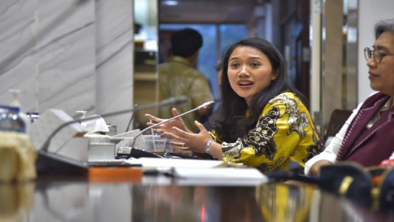 Anggota Komisi XI DPR RI Puteri Komarudin saat mengikuti Rapat Dengar Pendapat Komisi XI DPR RI dengan LKPP pada Rabu (21/6/2023). (Munchen/nr)