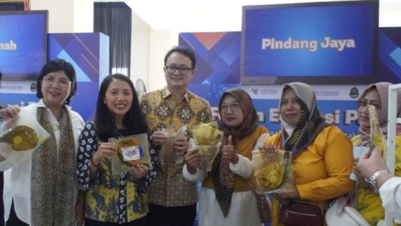 Anggota Komisi XI DPR RI Puteri Komarudin usai menghadiri Forum Edukasi Publik bertajuk Sinergi dan Inovasi dalam Menjaga Stabilitas Harga dan Ketahanan Pangan Kabupaten Karawang di Gedung Serba Guna Bintang Maruli, Kabupaten Karawang, Sabtu (24/6/2023). (Ist/nr)