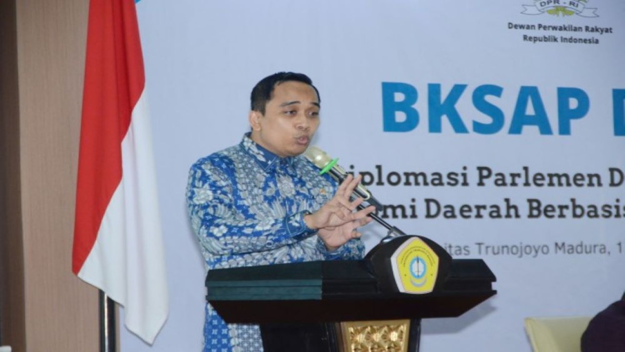 Wakil Ketua BKSAP DPR RI, Putu Supadma Rudana, memimpin kunjungan ke Universitas Trunojoyo Madura dalam rangka acara "BKSAP Day" dengan tema "Optimalisasi Diplomasi Parlemen untuk Memajukan Potensi Ekonomi Daerah" di Universitas Trunojoyo, Madura pada Rabu (14/6/2023). (Ais/Man)