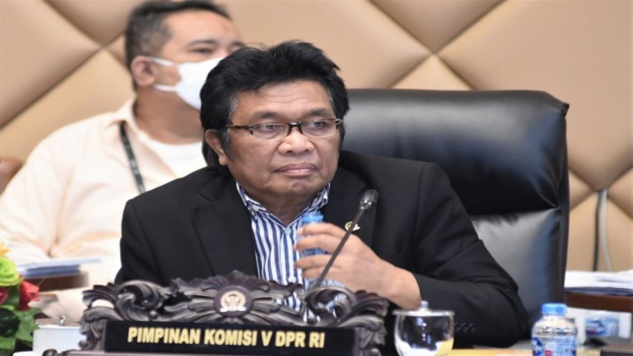 Wakil Ketua Komisi V DPR RI Ridwan Bae saat memimpin Rapat Dengar Pendapat Komisi V DPR RI dengan Dirjen Cipta Karya Diana Kusumastuti dan Dirjen Perumahan (turut menghadirkan Kepala Balai Pelaksana Penyediaan Perumahan Seluruh Indonesia) yang digelar di Gedung Nusantara DPR RI, Senayan, Jakarta, Selasa (13/6/2023). (Geral/Man)