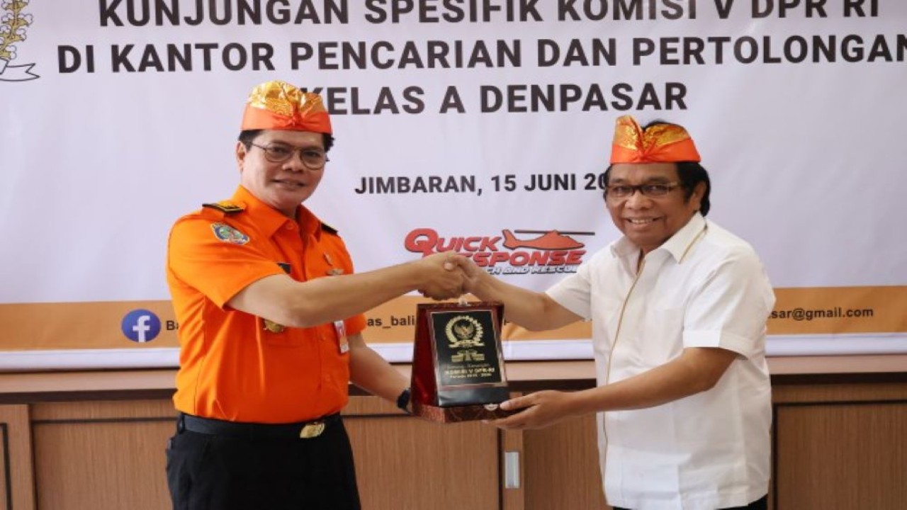 Wakil Ketua Komisi V DPR RI Ridwan Bae (kanan) saat bertukar cenderamata usai Kunjungan Spesifik ke Kantor Pencarian dan Pertolongan Denpasar (Kantor SAR Denpasar)/Basarnas Bali, pada Kamis (15/6/2023). (Ucha/nr)