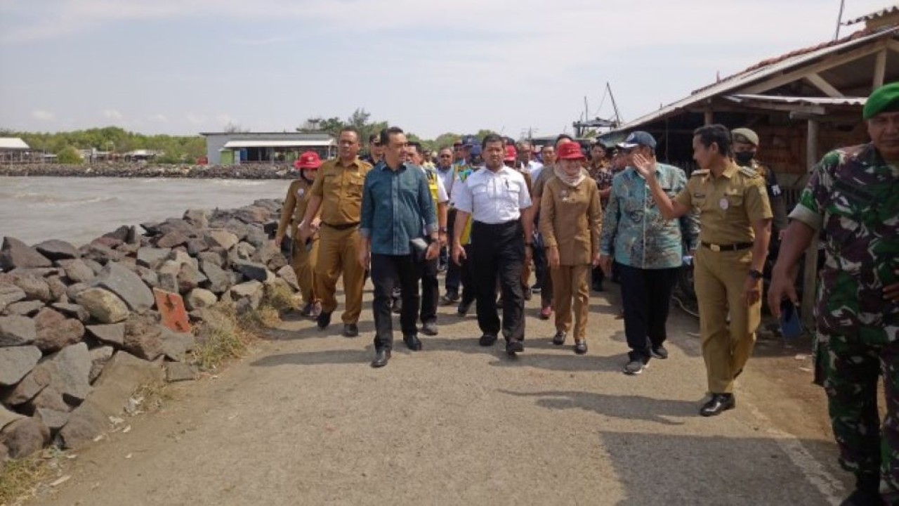 Wakil Ketua Komisi V DPR RI Roberth Rouw saat memimpin Kunspek Komisi V ke Indramayu, senin (12/6/2023). (Kresno/nr)