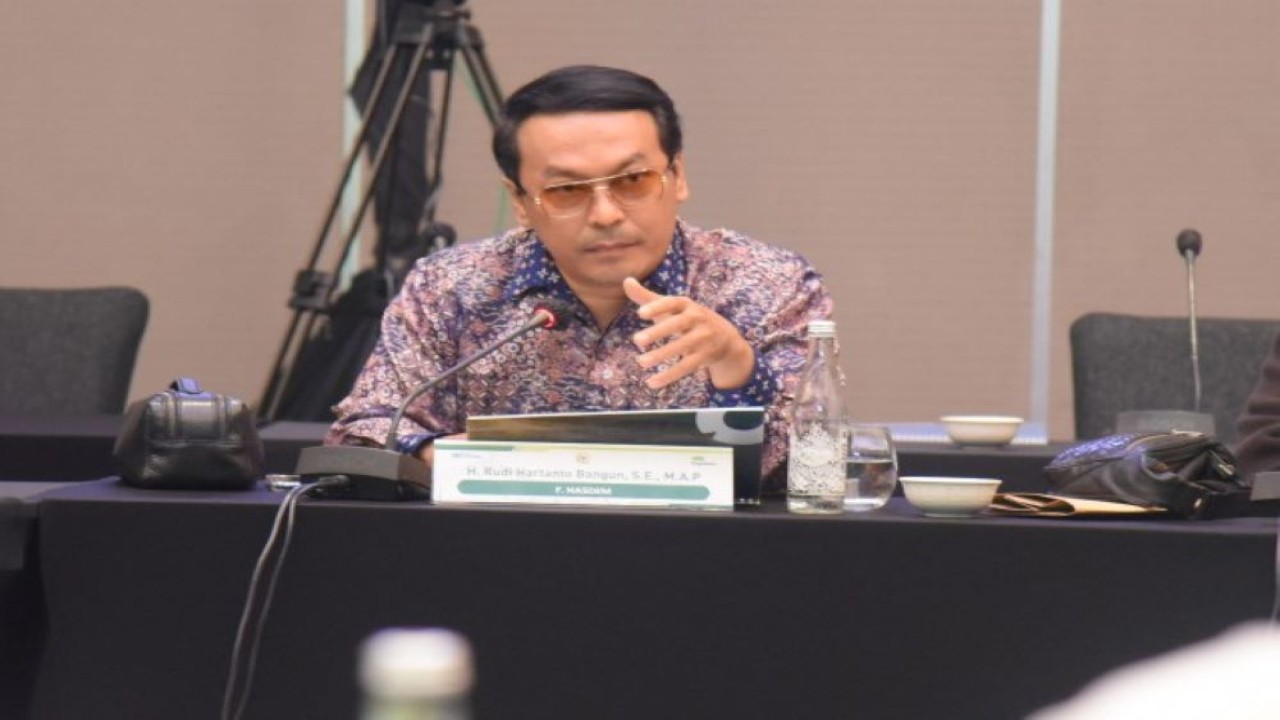 Anggota Komisi VI DPR RI Rudi Hartono Bangun saat mengikuti pertemuan dengan Dirut PT Pegadaian dan jajarannya di Bandung, Jawa Barat, Senin (26/6/2023). (Ria/nr)