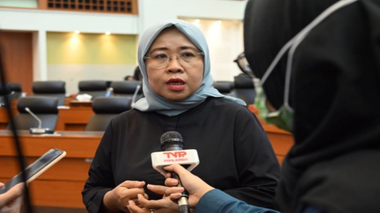 Anggota Banggar DPR RI Siti Mukaromah saat diwawancarai Parlementaria usai menghadiri Rapat Kerja Banggar DPR RI dengan Kepala Bappenas, Menteri Keuangan dan Gubernur Bank Indonesia di Ruang Rapat Banggar, Jumat (16/6/2023). (Farhan/nr)