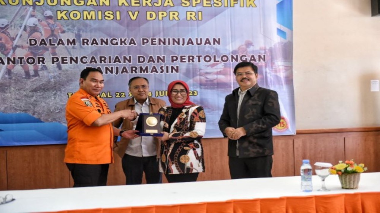 Ketua Tim Kunspik Komisi V DPR RI Sri Rahayu saat bertukar cenderamata usai memimpin pertemuan dengan Basarnas di Kalsel, Kamis (22/6/2023). (Mentari/nr)