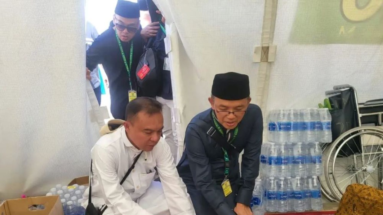 Wakil Ketua DPR RI Sufmi Dasco Ahmad meninjau pemondokan jamaah haji Indonesia di sejumlah Maktab yang ada di Mina, Kamis (29/6/2023). (Istimewa)