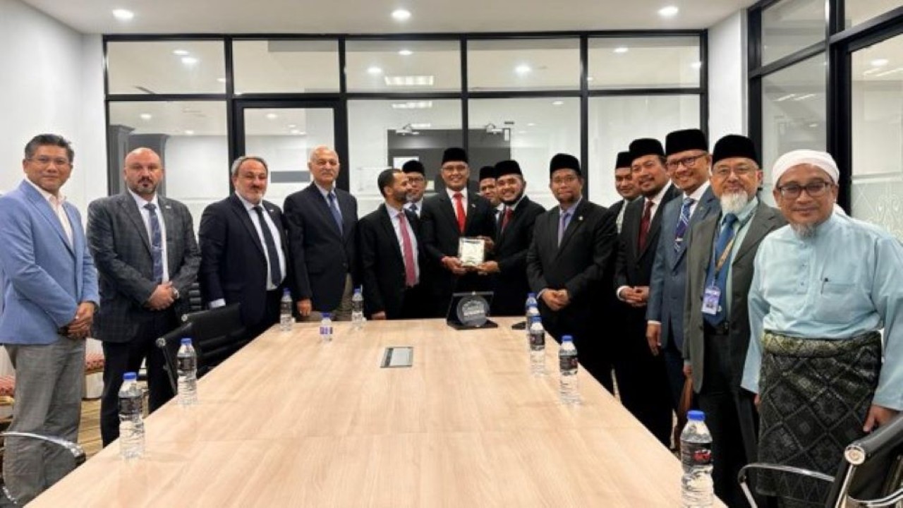 Wakil Ketua BKSAP DPR RI, Sukamta saat bertukar cenderamata usai menghadiri pertemuan bilateral the League of Parliaments for Al-Quds (LP4Q) di Kuala Lumpur. (Ist/nr)