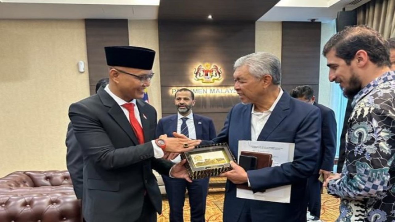 Wakil Ketua BKSAP Sukamta saat bertukar cenderamata usai pertemuan dengan Wakil Perdana Menteri Malaysia dari Partai UMNO, Dr. Ahmad Zahid Bin Hamidi. (Ist/nr)