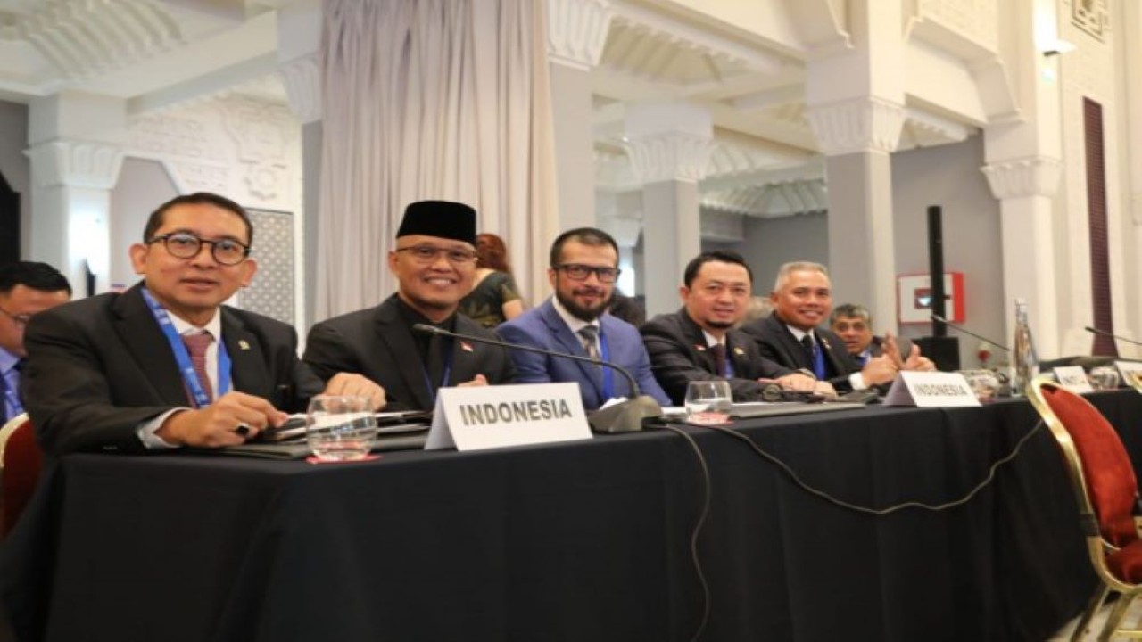 Delegasi BKSAP DPR RI yang diketuai oleh Ketua BKSAP DPR RI Fadli Zon (kiri) saat menghadiri Konferensi Parlemen untuk Dialog Antar-Iman yang diselenggarakan oleh Inter-Parliamentary Union bersama Parlemen Kerajaan Maroko. (BKSAP/nr)