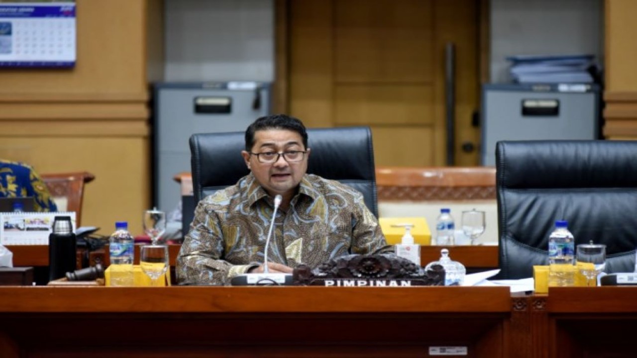 Anggota Komisi I DPR RI Teuku Riefky Harsya saat memimpin Rapat Dengar Pendapat Umum (RDPU) Komisi I DPR bersama sejumlah akademisi, pakar dan lembaga swadaya masyarakat (LSM) di Gedung Parlemen, Jakarta, Senin (19/6/2023). (Mentari/nr)