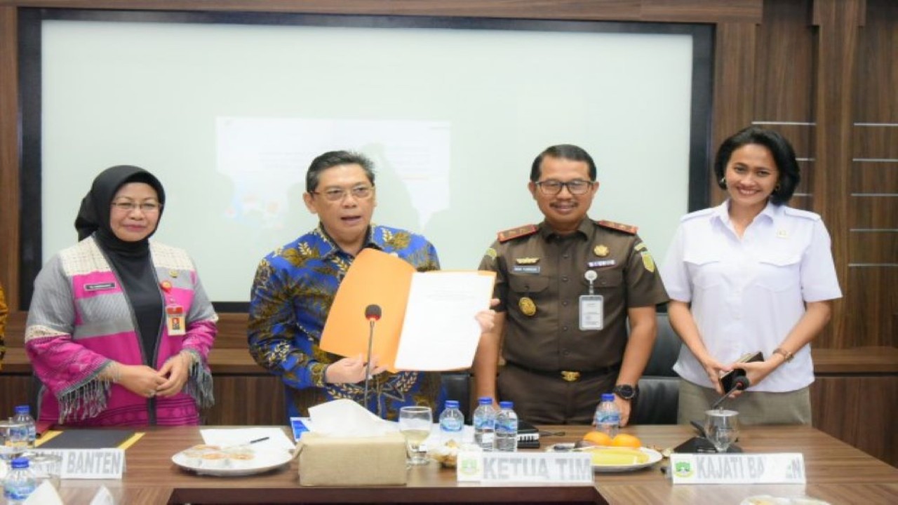 Wakil Ketua Komisi I DPR RI Utut Adianto (dua dari kiri) saat memimpin Kunjungan Kerja Tim Panja RUU tentang Perubahan Kedua UU ITE ke Serang, Provinsi Banten, Jumat (9/6/2023). (Chasbi/nr)