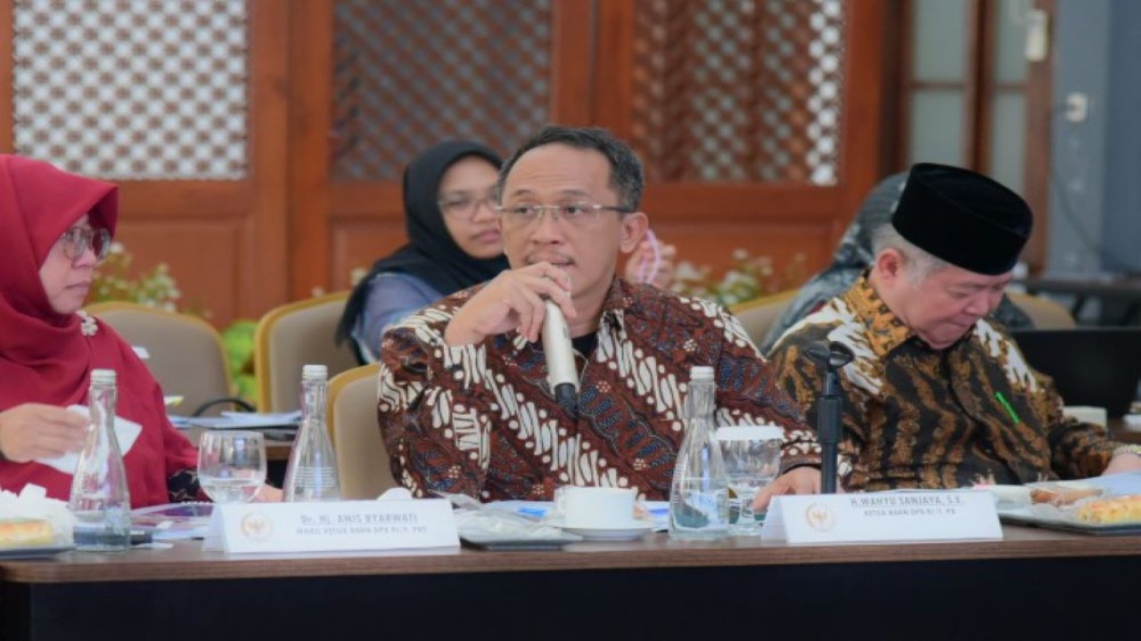 Ketua BAKN DPR RI, Wahyu Sanjaya saat memimpin Tim Kunspek BAKN DPR RI ke PT KAI, Bandung, Jawa Barat, Selasa (13/6/2023). (Icha/nr)