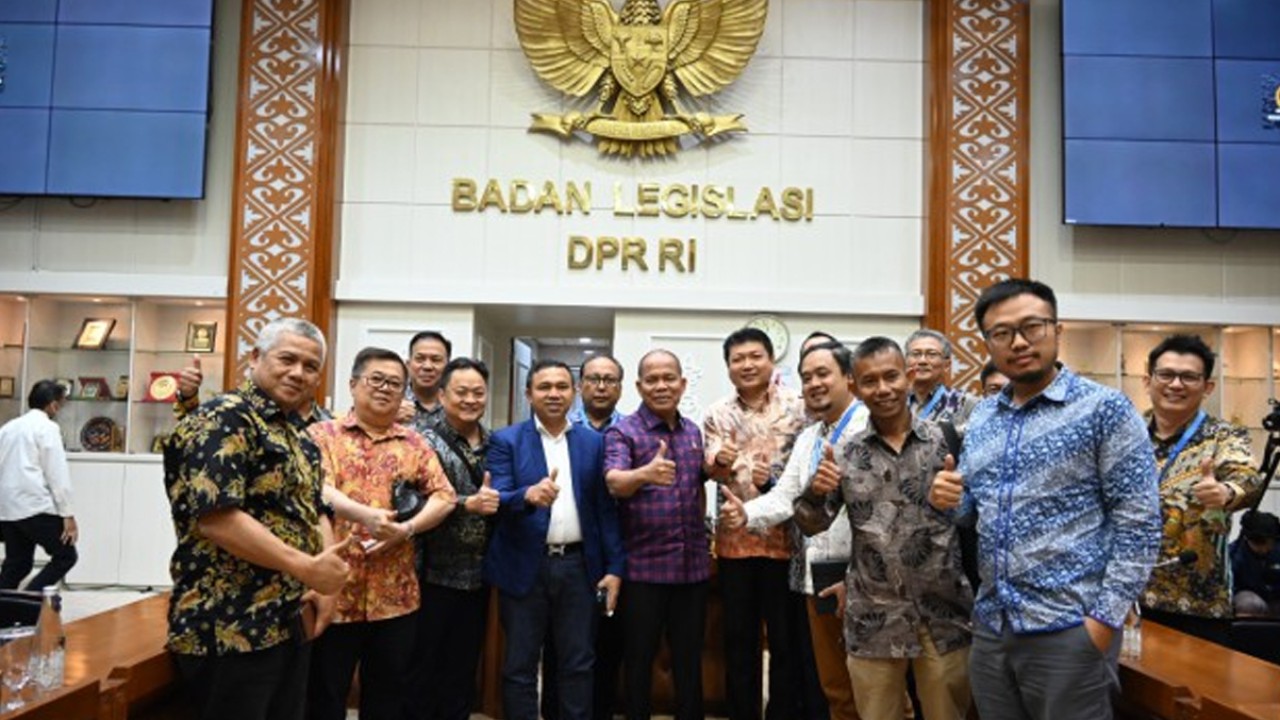 Wakil Ketua Baleg DPR RI Abdul Wahid saat foto bersama usai RDPU Baleg DPR RI dengan Asosiasi Pertekstilan Indonesia dan Asosiasi Pengusaha Indonesia di Gedung Nusantara I, Senayan, Jakarta, Rabu (21/6/2023). Foto: Farhan/nr