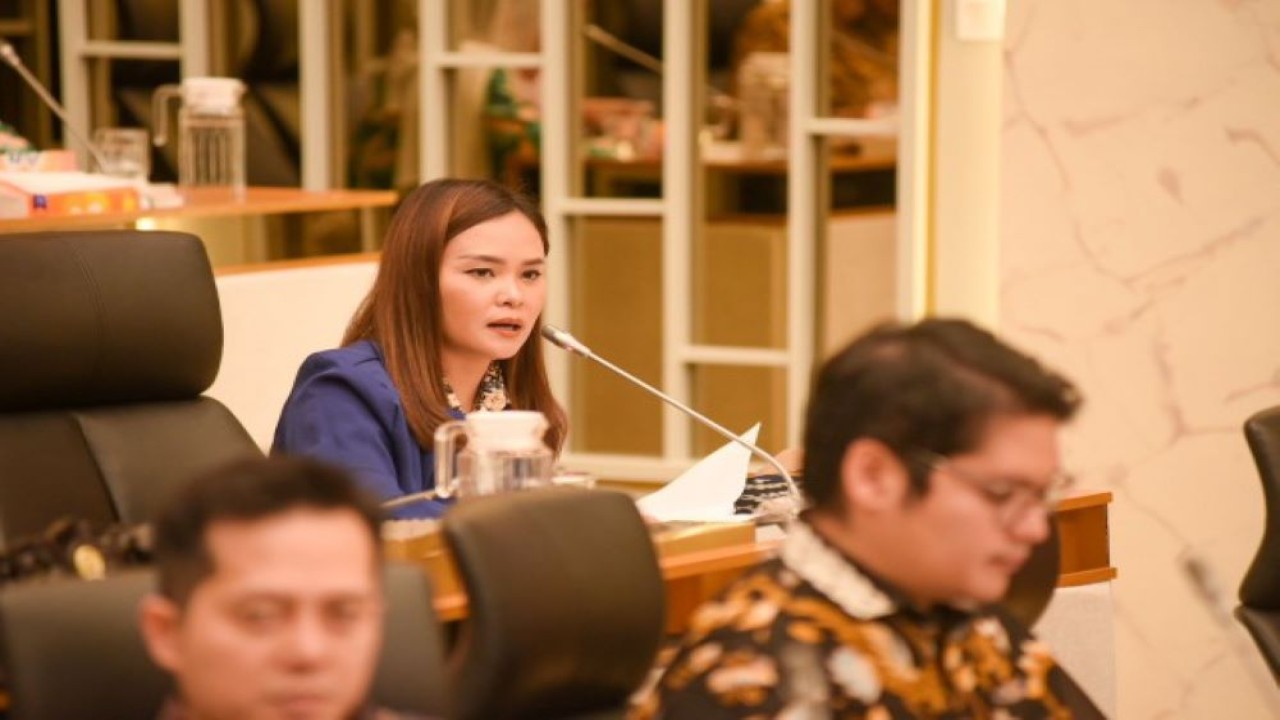 Anggota Komisi IV DPR RI Yessy Melania saat mengikuti Rapat Kerja Komisi IV DPR dengan Menteri Kelautan dan Perikanan Sakti Wahyu Trenggono, di Kompleks Parlemen, Senayan, Jakarta, Senin (12/6/2023). (Geraldi/nr)