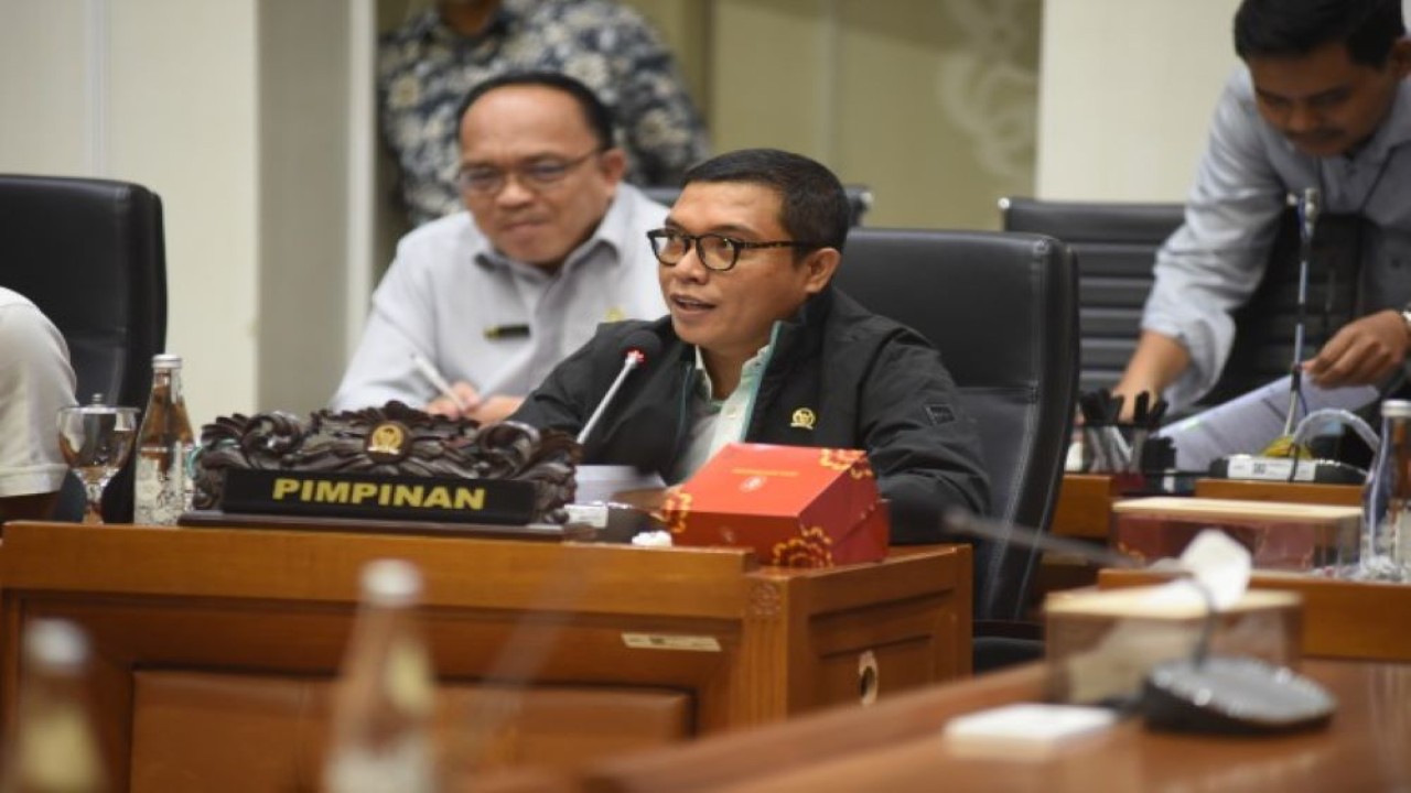 Wakil Ketua Baleg DPR RI Achmad Baidowi saat Rapat Pleno Baleg pengambilan keputusan atas hasil Penyusunan RUU Perubahan Kedua atas UU Nomor 6 Tahun 2014 tentang Desa di Gedung DPR RI, Senayan, Jakarta, Senin (3/7/2023). (Dep/nr)