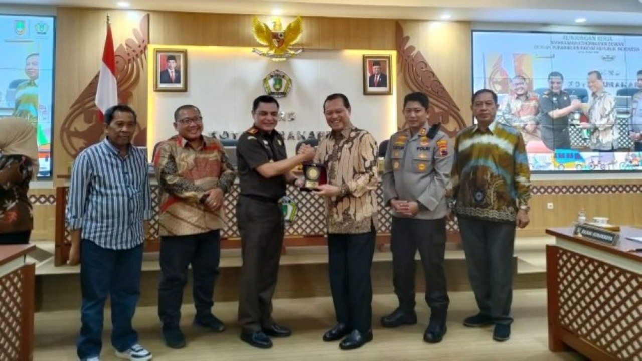 Ketua MKD DPR RI Adang Daradjatun saat bertukar cenderamata usai pertemuan dengan Kepala Kejaksaan Tinggi dan Wakapolres Surakarta di Kantor DPRD Kota Surakarta, Senin (3/7/2023). (Ayu/nr)