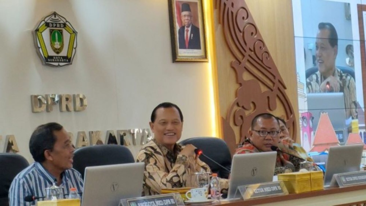 Ketua MKD DPR RI Adang Daradjatun saat memimpin sosialisasi Hak imunitas anggota DPR RI dan DPRD, serta Tanda Nomor Kendaraan Bermotor (TNKB) Khusus Anggota DPR RI di Kantor DPRD Kota Surakarta, Jawa Tengah, Senin (3/7/2023). (Ayu/nr)