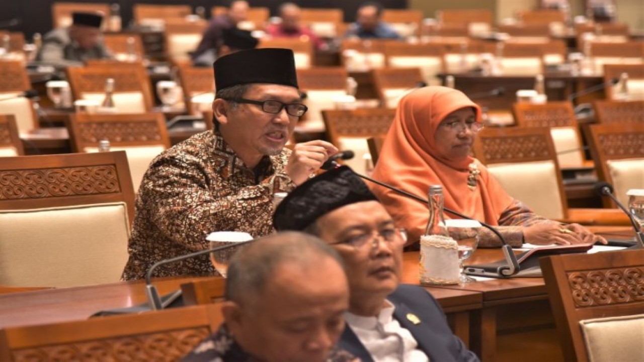 Anggota Komisi I DPR RI Al Muzzammil Yusuf saat menyampaikan interupsi dalam Rapat Paripurna DPR RI Ke-30 dengan agenda Penutupan Masa Persidangan V Tahun Sidang 2022-2023 yang digelar di Ruang Rapat Paripurna, Gedung Nusantara II DPR RI, Senayan, Jakarta, Kamis (13/7/2023). (Mu/Man)