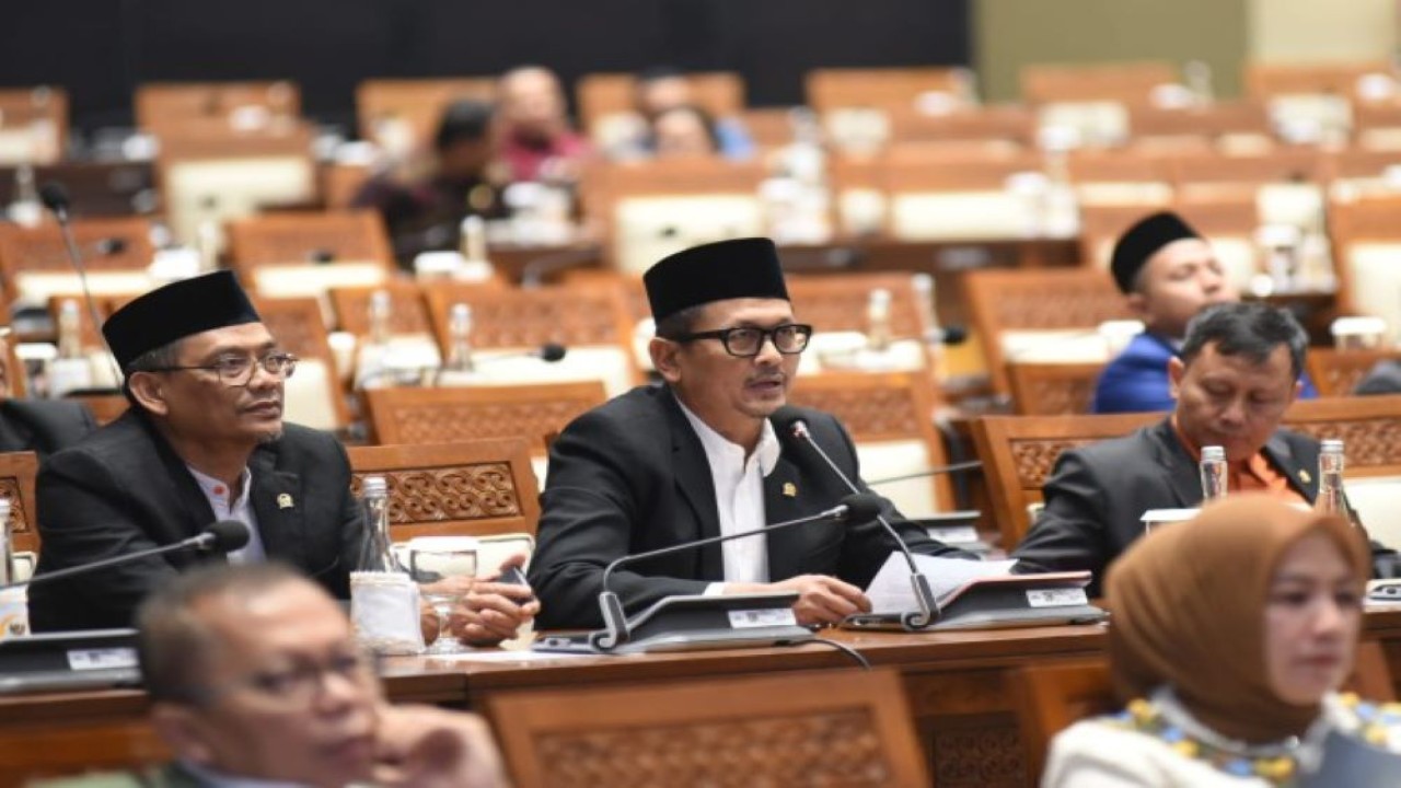 Anggota Komisi VI DPR RI Amin AK saat menyampaikan interupsi dalam Rapat Paripurna DPR RI Ke-30 di Ruang Rapat Paripurna, Gedung Nusantara II DPR RI, Senayan, Jakarta, Kamis (13/7/2023). (Jaka/nr)