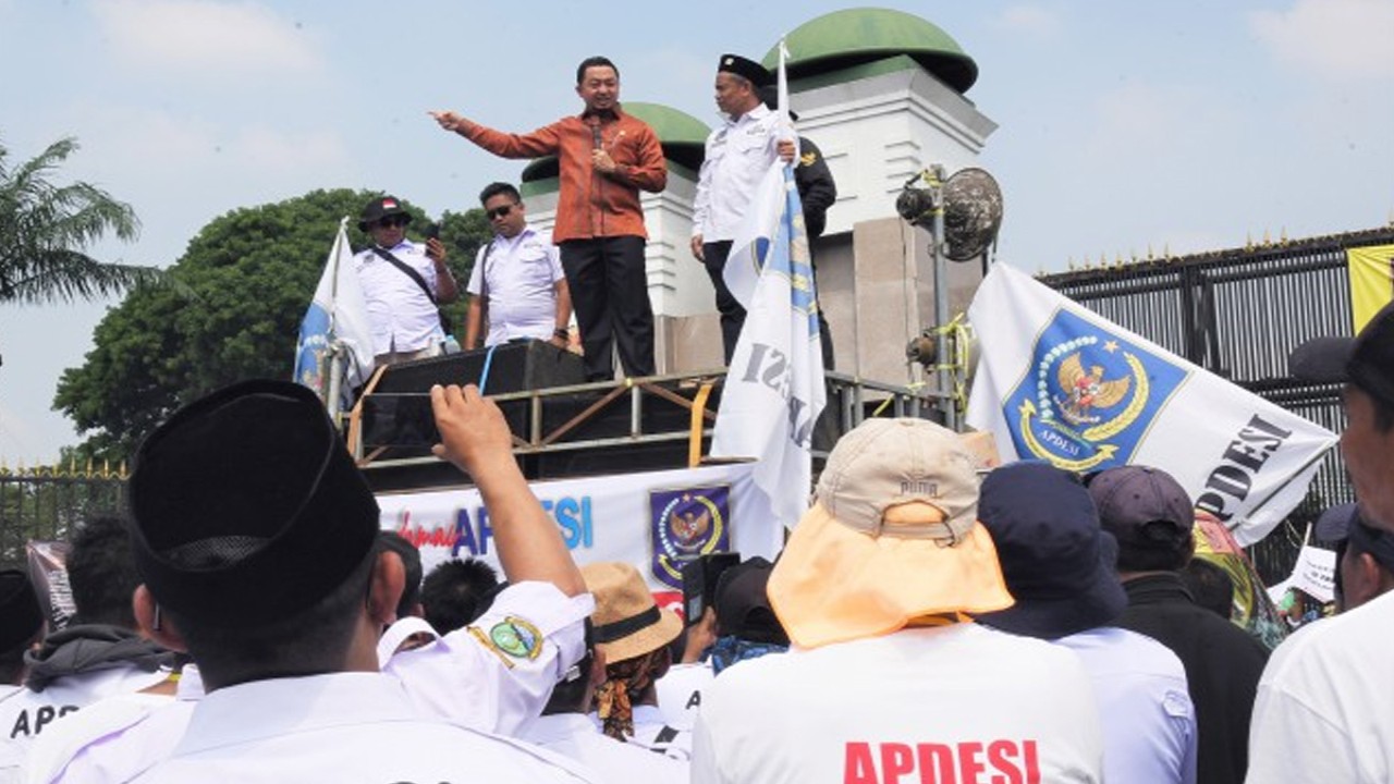 Anggota Komisi V DPR RI Syahrul Aidi Maazat saat menemui massa gabungan dari elemen masyarakat dan Asosiasi Pemerintahan Desa Indonesia (APDESI) yang sedang berorasi di depan Gedung DPR RI, Senayan, Jakarta, Rabu (5/7/2023). Foto : Devi/Man