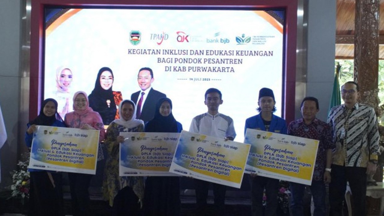 Anggota Komisi XI DPR RI Puteri Komarudin saat penyerahan DPLK (bjp siap) Inklusi dan Edukasi Keuangan bagi Pondok Pesantren di Kabupaten Purwakarta, Jawa Barat, Jumat (14/6/2023). Foto: Ist/nr