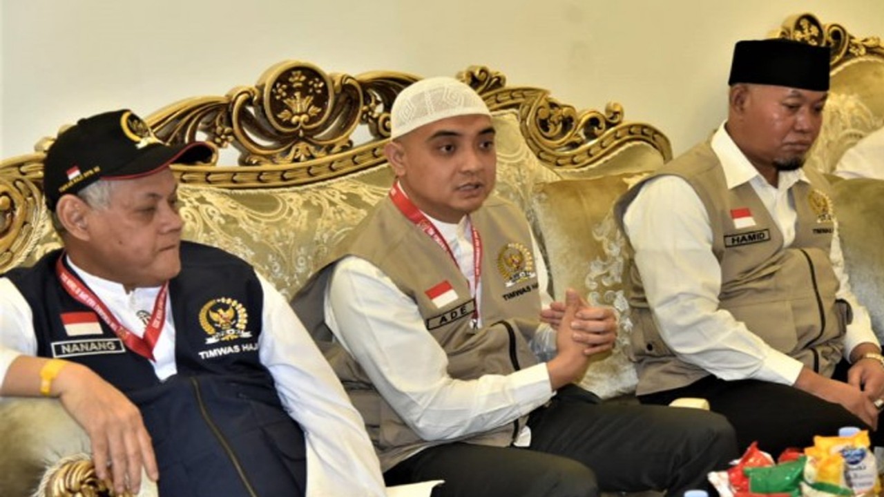 Anggota Tim Pengawas (Timwas) Haji DPR Ade Rezki Pratama (tengah) saat Timwas Haji DPR RI mengadakan pertemuan di Kantor Kesehatan Haji Indonesia (KKHI) di Kota Madinah dalam rangka mencari data dan menerima masukan terkait dengan pelaksanaan haji khususnya di sektor kesehatan, Selasa (4/7/2023). Foto : Oji/Man