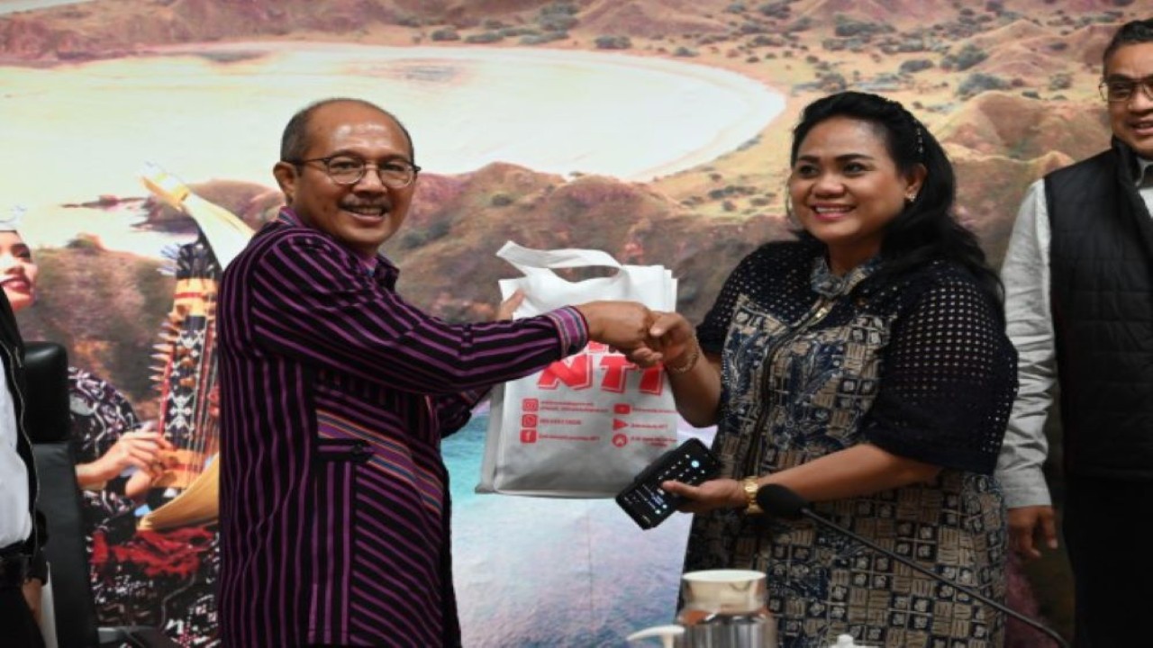 Anggota Komisi X DPR Anita Jacob saat bertukar cenderamata usai mengikuti Kunjungan Kerja Spesifik Bidang Pendidikan Komisi X DPR di Kantor Gubernur Provinsi Nusa Tenggara Timur (NTT), Kota Kupang, NTT, Kamis (6/7/2023). (Saum/nr)