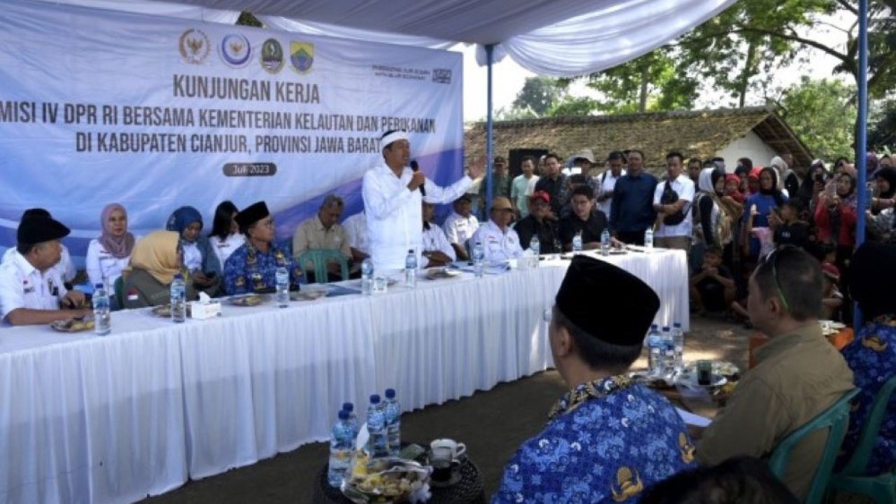 Wakil Ketua Komisi IV DPR RI Dedi Mulyadi saat memimpin Kunker Reses Komisi IV DPR RI ke Waduk Cirata, Kecamatan Cirata, Kabupaten Cianjur, Provinsi Jawa Barat, Senin (17/7/2023). (Tiara/nr)