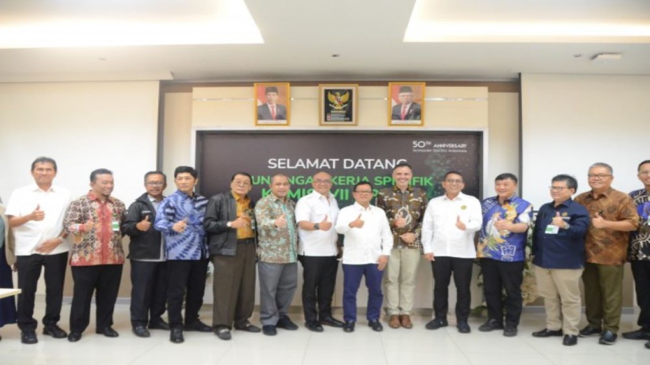 Wakil Ketua Komisi VII DPR RI Dony Maryadi Oekon saat foto bersama usai saat memimpin Tim Kunjungan Keria Spesifik (Kunspek) Komisi VII DPR RI ke PT SEI, Cikarang, Provinsi Jawa Barat, Kamis (6/7/2023). (Hanum/nr)