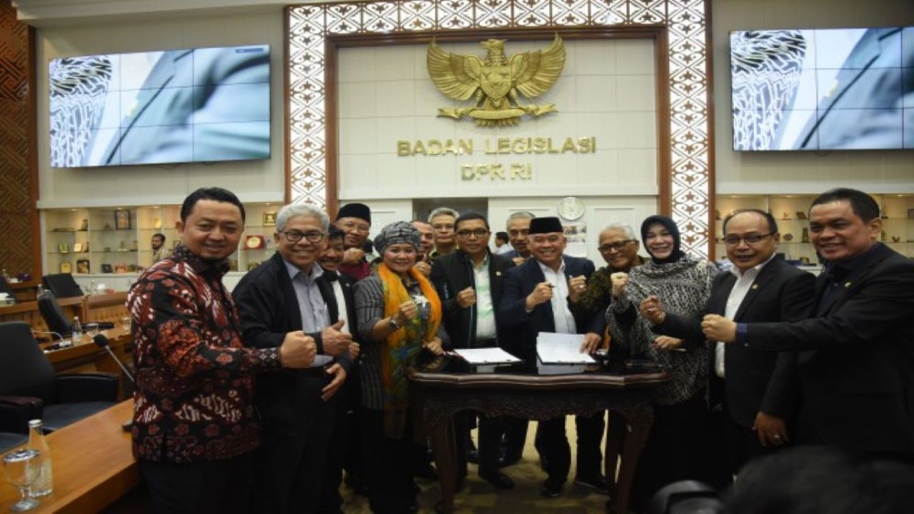 Wakil Ketua Baleg DPR RI Achmad Baidowi bersama anggota Baleg lainnya saat foto bersama usai rapat pleno penyusunan RUU Desa di Ruang Rapat Baleg DPR, di Jakarta, Senin (3/7/2023). (Dep/nr)