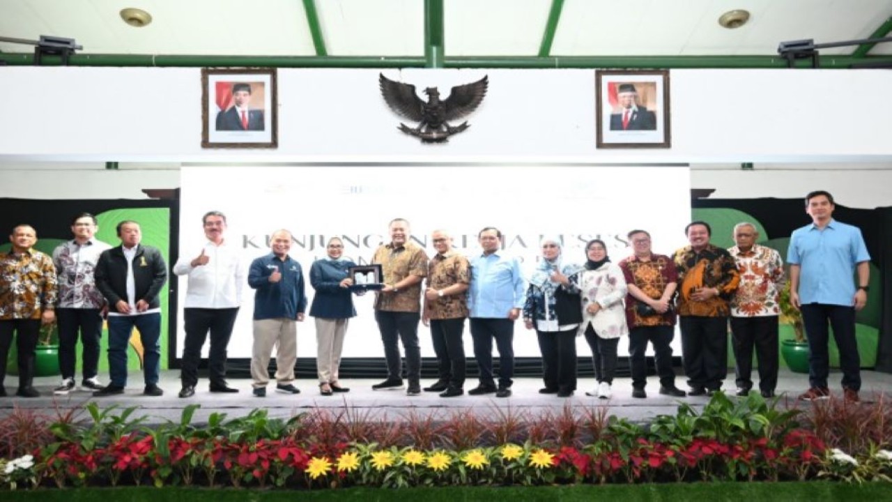 Wakil Ketua Komisi VI DPR Mohamad Haekal foto bersama usai mempimpin Kunjungan Kerja Reses Komisi VI DPR ke PT Pupuk Kujang Cikampek, Kabupaten Karawang, Jawa Barat, Senin (17/7/2023). (Saum/Man)