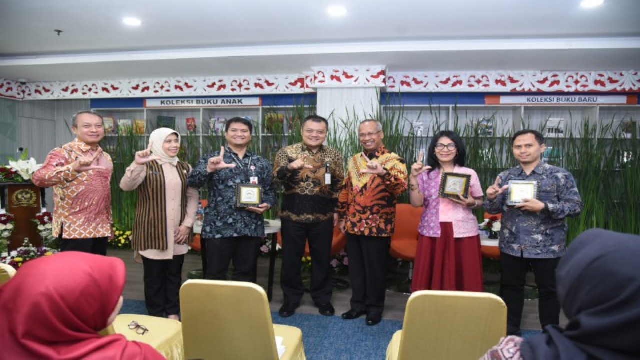 Kepala Biro Protokol dan Hubungan Masyarakat Setjen DPR RI, Suratna foto bersama usai membuka kegiatan seminar dengan tema "Etika dan Batasan Penggunaan Chat - GPT dalam penulisan Ilmiah", Rabu (26/7/2023). Foto : Oji/Man