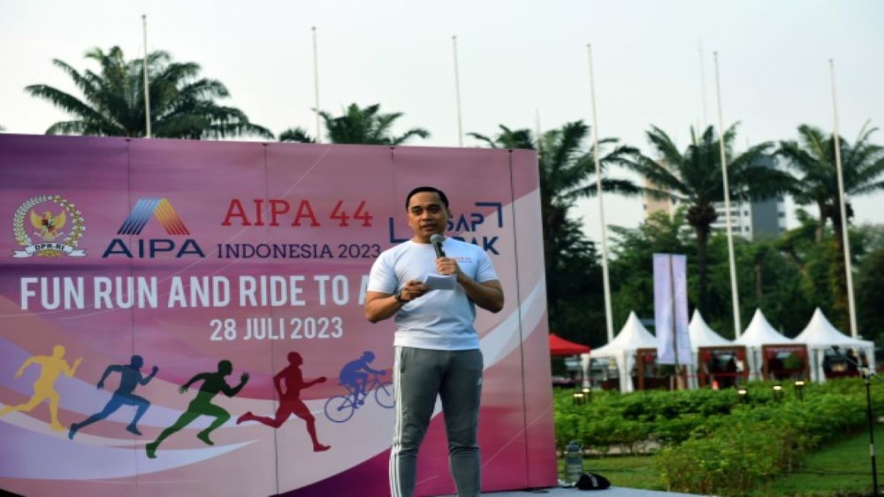 Wakil Ketua BKSAP DPR RI, Putu Supadma Rudana saat sambutan sebelum Fun Run and Ride dimulai, di pelataran Gedung Nusantara III, Senayan, Jakarta, Jumat (28/7/2023). (Mentari/nr)