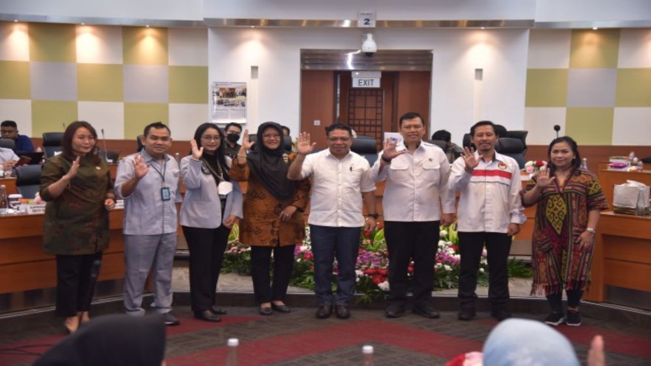 Kepala BK DPR Inosentius Samsul saat foto bersama usai agenda Focus Group Discussion (FGD) di Gedung Nusantara II, Senayan, Jakarta, Senin (31/7/2023). (Munchen/nr)