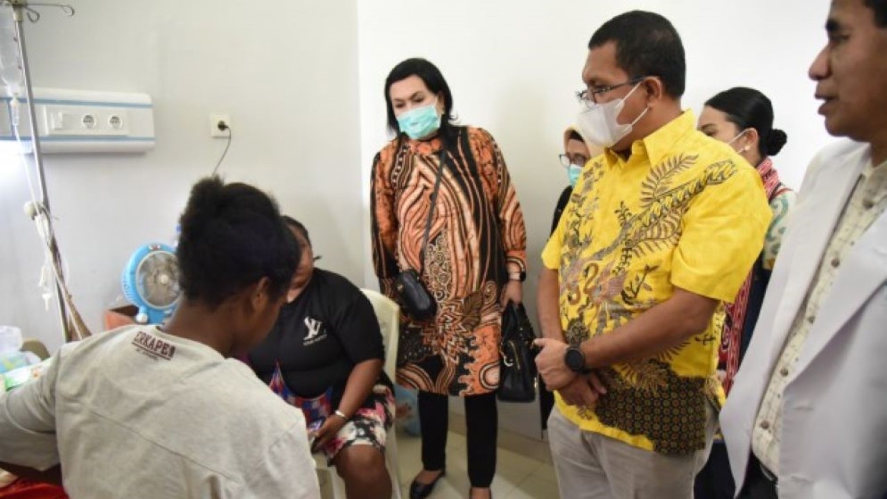 Wakil Ketua Komisi IX DPR RI Emanuel Melkiades Laka Lena memimpin langsung kunjungan kerja reses Komisi IX ke Provinsi Papua di Sorong, Papua Barat Daya, Jumat (14/7/2023). (Singgih/Man)