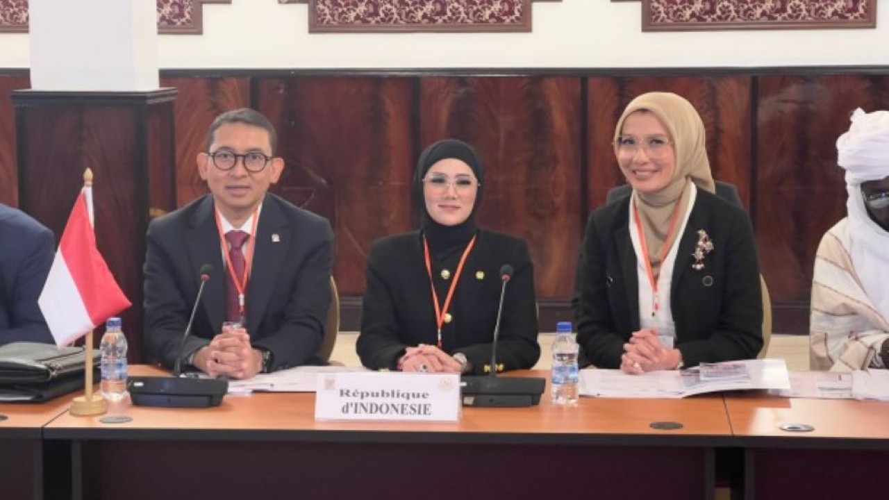 Ketua Delegasi BKSAP DPR RI, Fadli Zon (kiri) saat mengikuti pertemuan Executive Committee of Parliamentary Union of the OIC Member States di Abidjan. (Ist/nr)