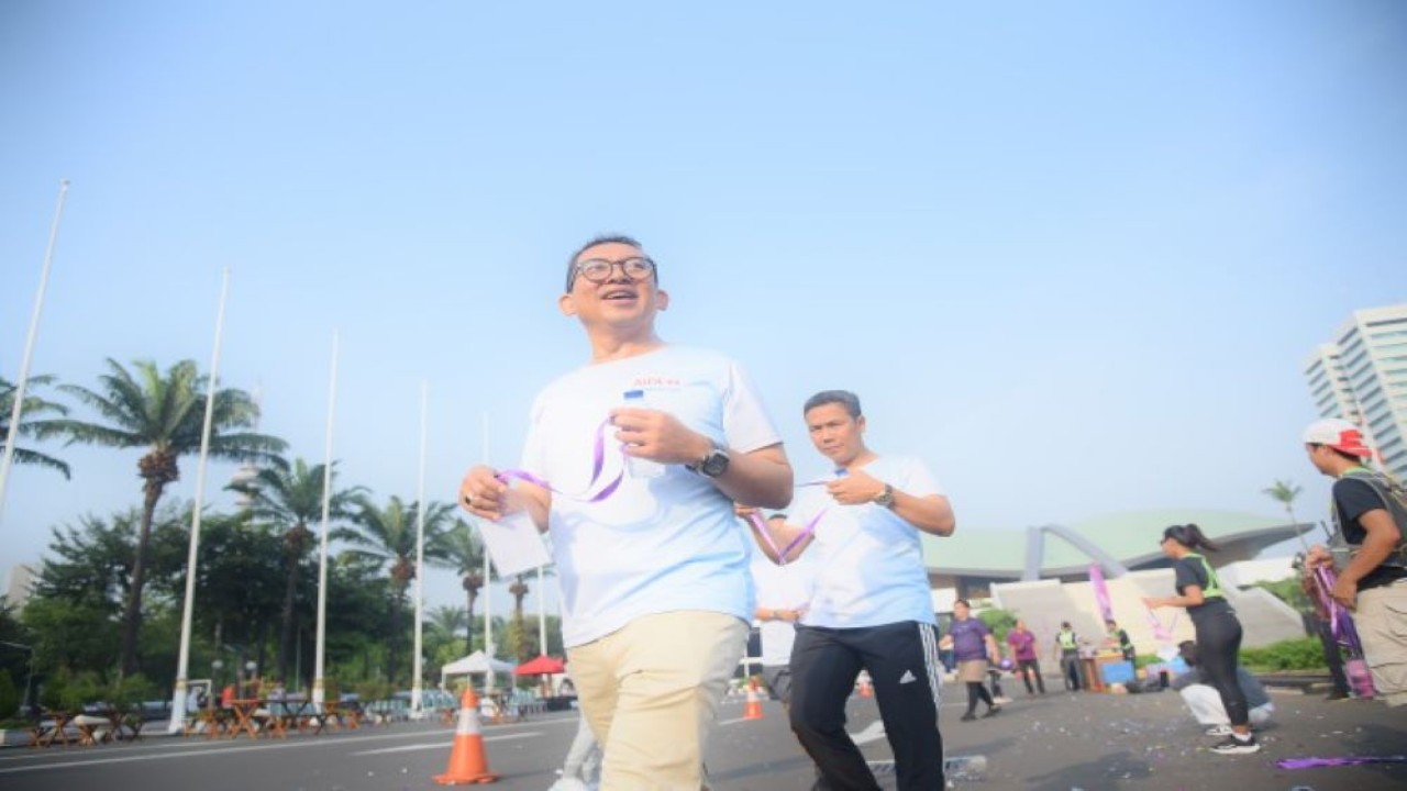 Ketua BKSAP DPR RI Fadli Zon saat melewati garis finish pada acara 'Fun Run and Ride’ di Kompleks Parlemen DPR RI, Senayan, Jakarta, Jumat (28/7/2023). (Runi/nr)