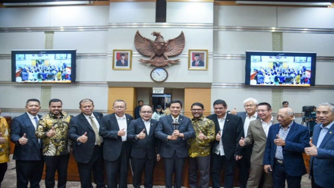 Habiburokhman melakukan foto bersama usai dilantik menjadi Wakil Ketua Komisi III pada rapat yang dipimpin Wakil Ketua DPR RI Sufmi Dasco Ahmad. (Geraldi/nr)