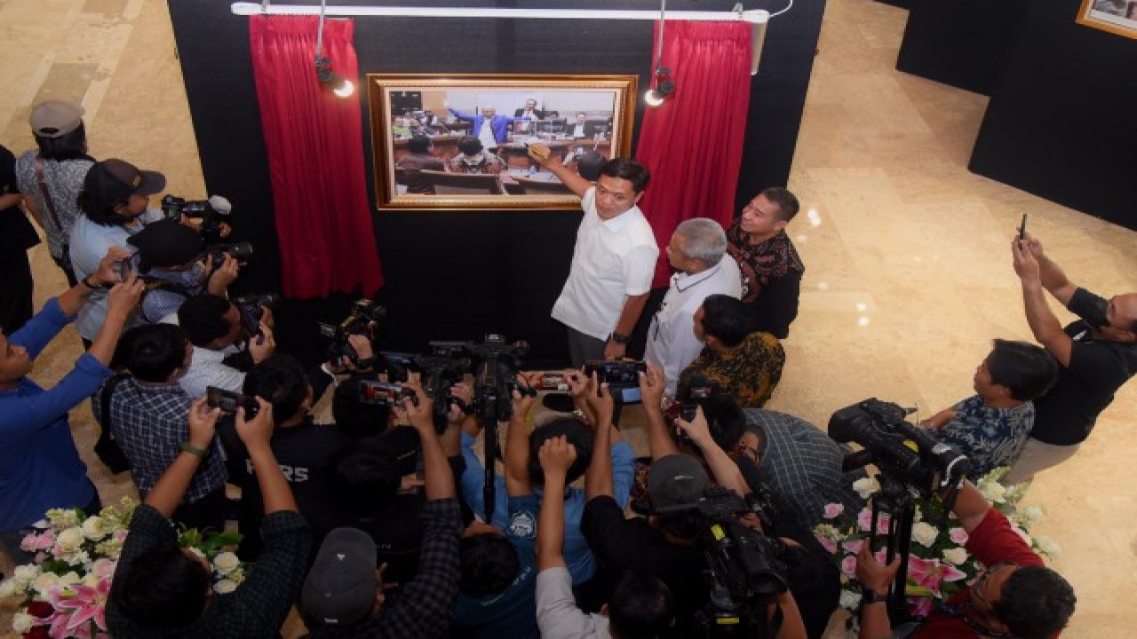 Wakil Ketua Komisi III DPR RI Habiburokhman saat membuka acara Anugerah Karya Jurnalistik III dan Pameran Foto Warna Warni Parlemen Ke-13 di Selasar Gedung Nusantara II, Jakarta, Rabu (12/7/2023). Foto: Runi/nr