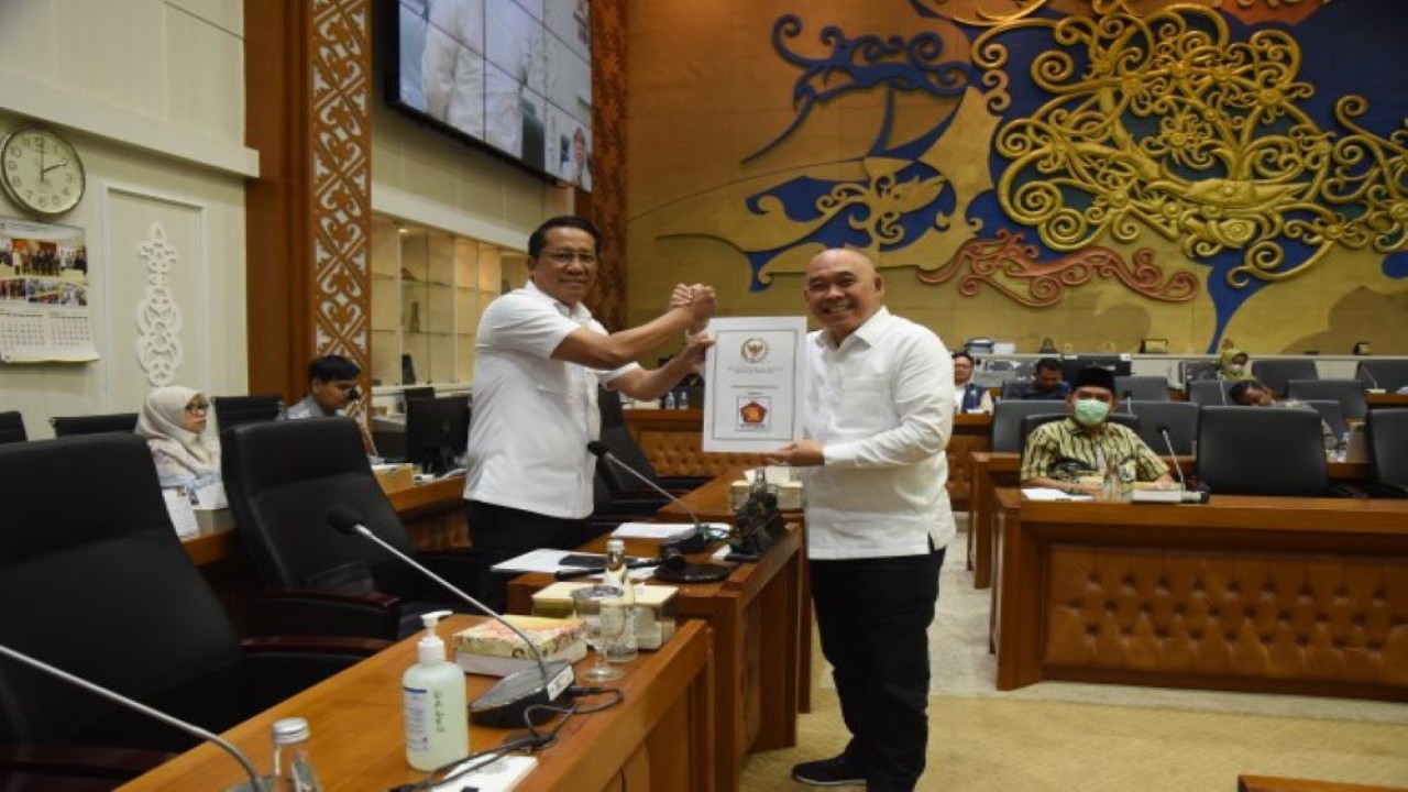 Anggota Badan Legislasi (Baleg) DPR RI Heri Gunawan saat menyerahkan pandangan fraksinya di sela-sela Rapat Pleno Pengambilan Keputusan Atas Hasil Harmonisasi 27 RUU tentang Kabupaten/Kota di Gedung Nusantara I, Senayan, Jakarta, Kamis (6/7/2023). (Dep/nr)