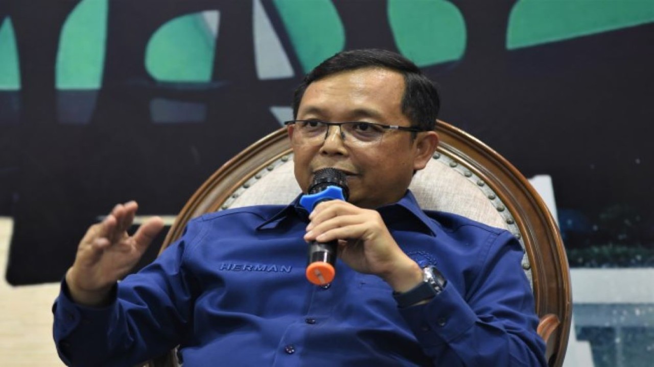 Anggota DPR RI Herman Khaeron saat diskusi Dialektika Demokrasi dengan tema 'Antisipasi Hoaks Jelang Pemilu 2024', di Media Center Parlemen, Gedung  Nusantara III, Senayan, Jakarta (27/7/2023). (Arief/Man)