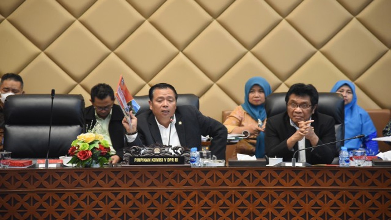 Ketua Komisi V DPR RI Lasarus saat (kiri) memimpin Rapat Dengar Pendapat Komisi V DPR RI dengan Dirjen Bina Marga Kementerian PUPR di Gedung Nusantara DPR RI, Senayan, Jakarta, Selasa (4/7/2023). Foto: Arief/nr