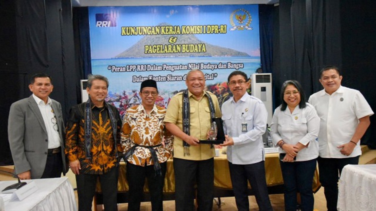 Ketua Tim Kunker Reses Bambang Kristiono saat bertukar cenderamata usai memimpin pertemuan Tim Kunker Reses Komisi I DPR RI di LPP RRI Manado, Sulawesi Utara, Selasa (18/7/2023). Foto: Bunga/nr