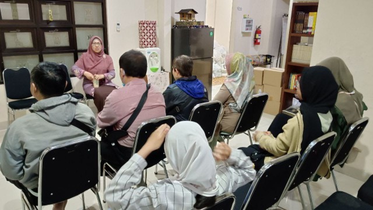 Anggota Komisi X DPR RI Ledia Hanifa Amaliah saat menerima aspirasi dari Pengurus Yayasan Pendidikan Tuna Netra Jawa Barat yang merupakan bagian dari Persatuan Tuna Netra Indonesia (Pertuni) di Kantor Komunikasi dan Informasi Ledia Hanifa, Jl. Pahlawan No.39, Bandung, Sabtu (22/07/2023). Foto : Ist/Man