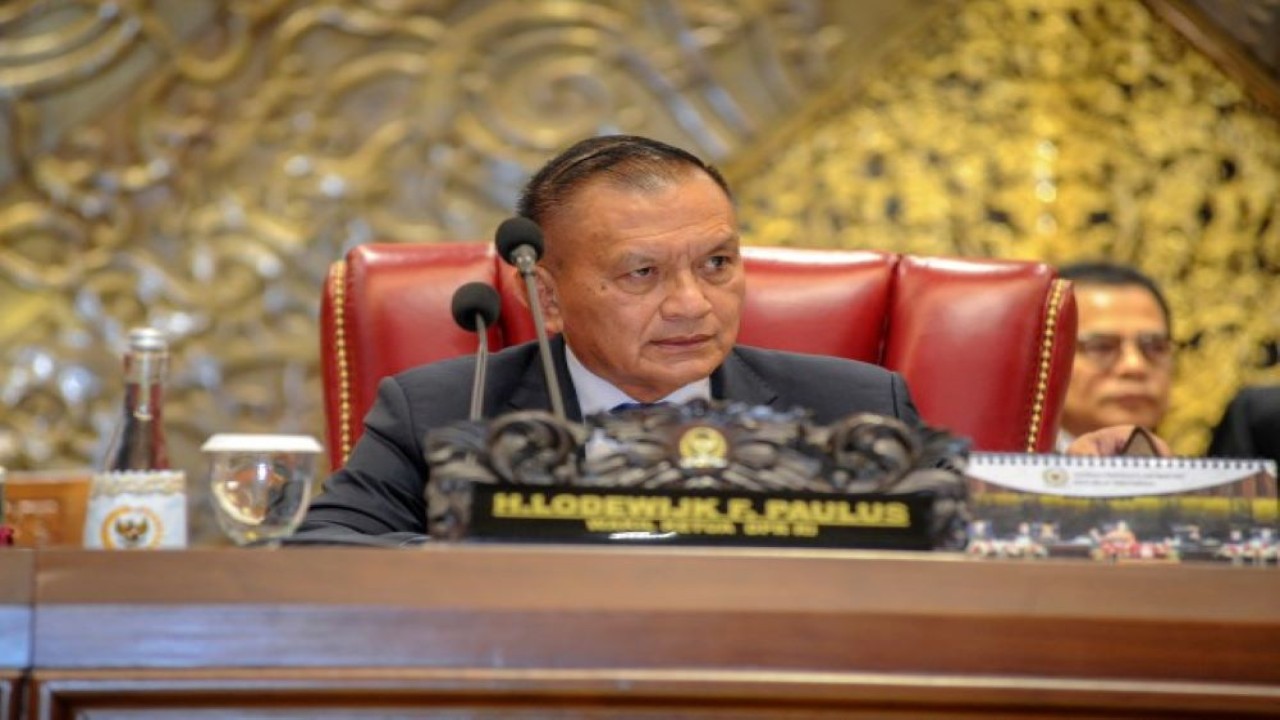 Wakil Ketua DPR Lodewijk Freidrich Paulus dalam Rapat Paripurna ke-30 Masa Sidang V Tahun Sidang 2022-2023 di Gedung Nusantara II, Senayan, Jakarta, Kamis (13/7/2023). (Faisal/Man)