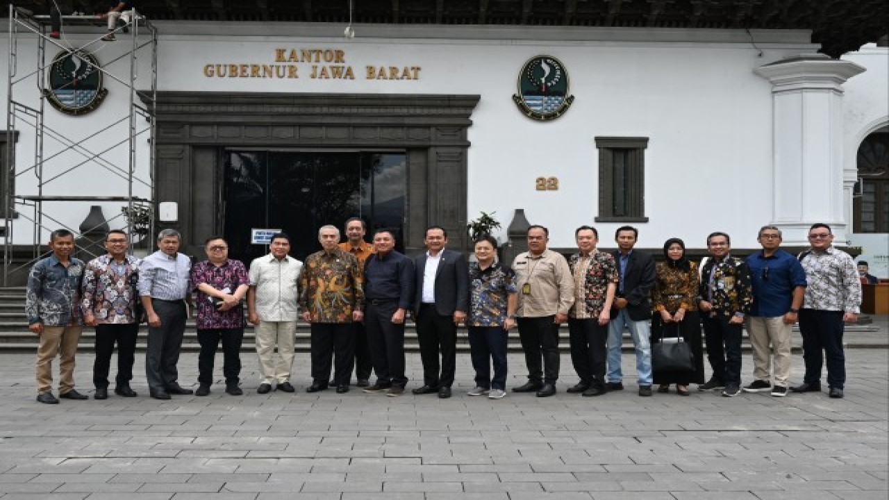 Wakil Ketua Baleg DPR RI M Nurdin saat foto bersama usai memimpin Tim Kunjungan Kerja Baleg DPR RI ke Provinsi Jawa Barat di Gedung Sate, Bandung, Senin (10/7/2023). Foto: Rizki/nr