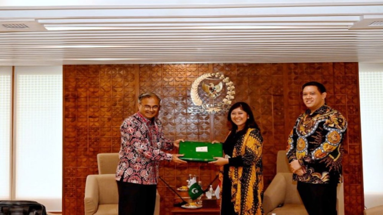 Ketua Komisi I DPR RI Meutya Hafid bertukar cinderamata dengan Wakil Menteri Luar Negeri (Wamenlu) Pakistan di Ruang Dubes, Gedung Nusantara III, Senayan, Jakarta, Jumat (14/3/2023). (Tari/Man)